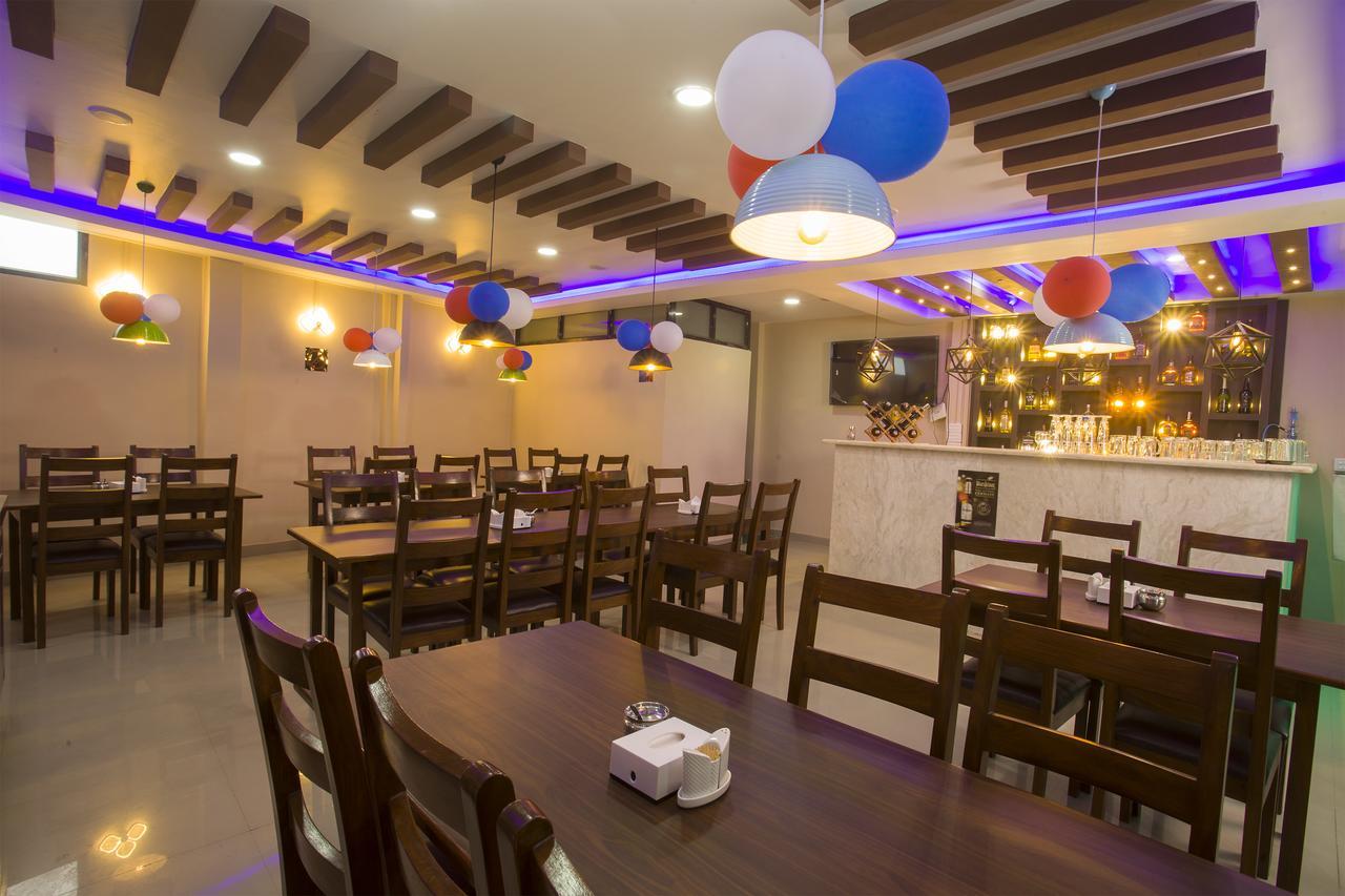 Oyo 146 Somewhere Hotel & Resturant กาฐมาณฑุ ภายนอก รูปภาพ