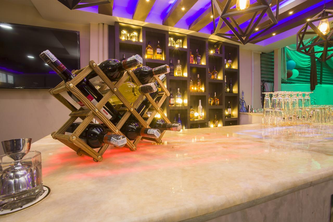 Oyo 146 Somewhere Hotel & Resturant กาฐมาณฑุ ภายนอก รูปภาพ